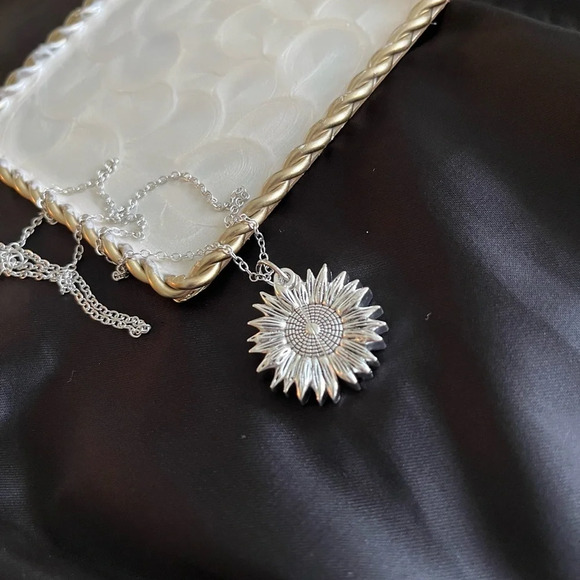 “You Are My Sunshine” Women’s Sunflower Pendant Necklace NWOT - Picture 4 of 4